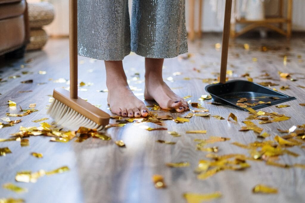 Was bedeutet besenrein bei hausverkauf frau macht haus besenrein